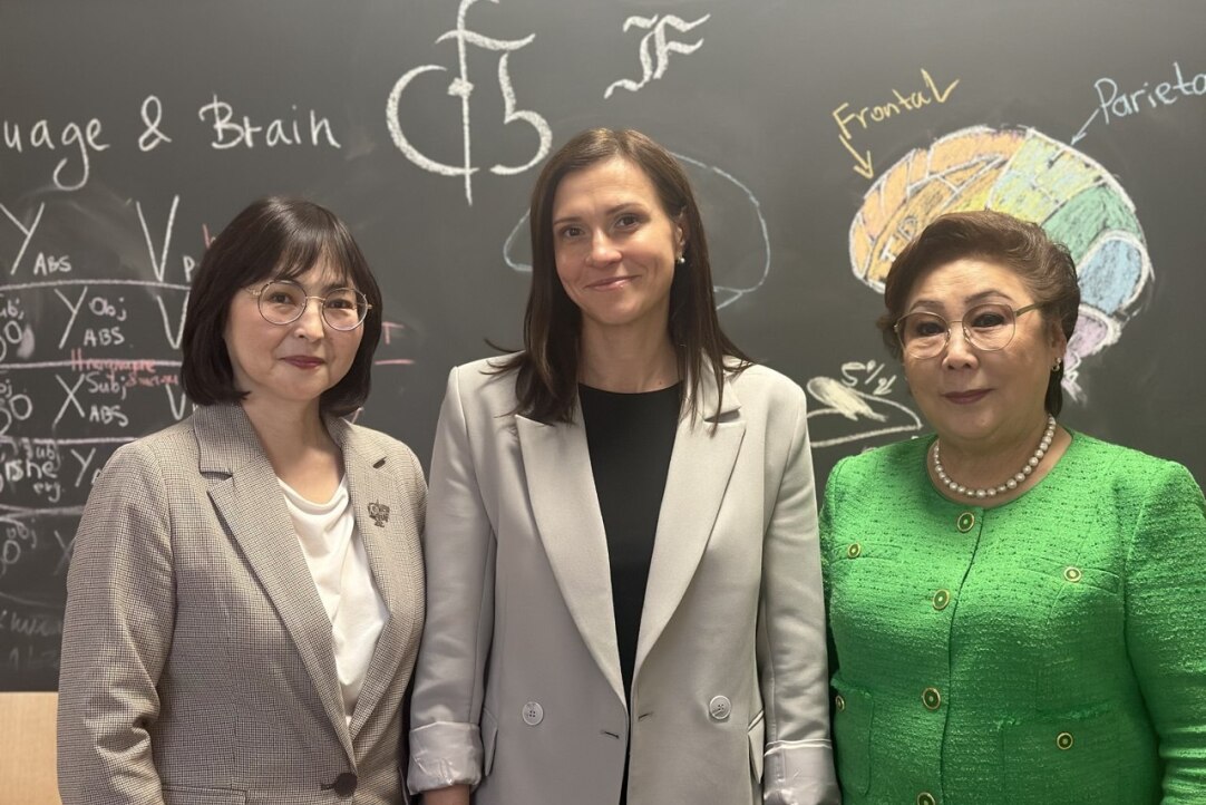 Nadezhda Vasilyeva, Leading Researcher at the Centre for the Study, Preservation and Development of Native Languages of the Academy of Sciences of the Republic of Sakha (Yakutia), Feodosiya Gabysheva, Head of the Centre (right), Olga Dragoi, Director of the Centre for Language and Brain of HSE University (centre)